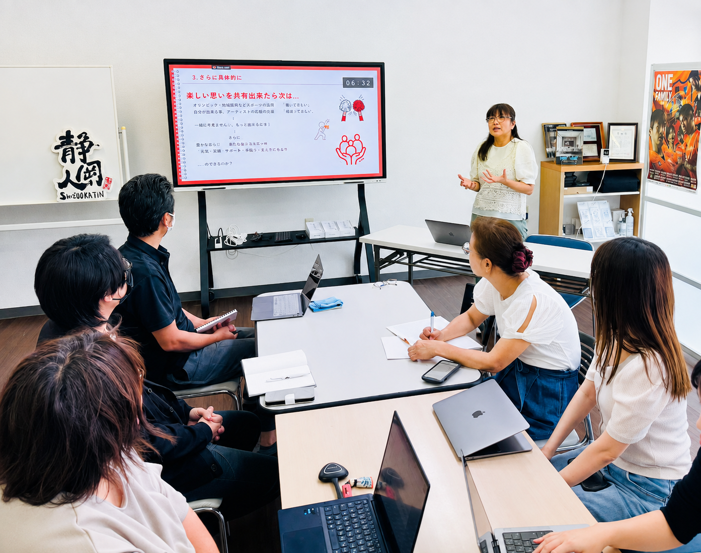 エスクリエイトでデジタルツールを活用しながら学び合う様子