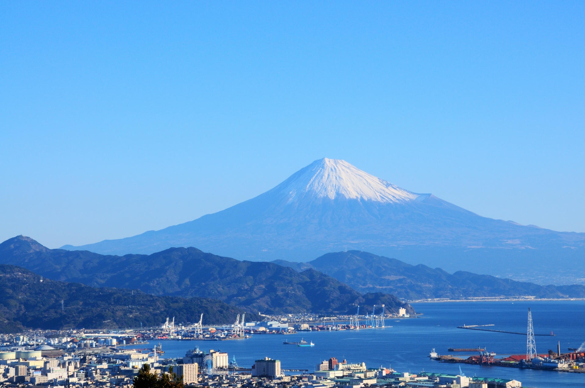 静岡市清水区から望む富士山と清水港